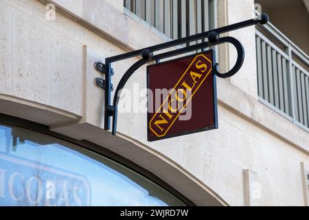 Bordeaux , France - 02 12 2024 : chaîne de texte du logo Nicolas et façade murale du magasin d'entrée du détaillant de vins français Banque D'Images