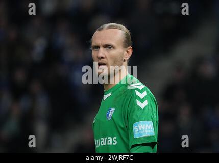 Berlin, Allemagne. 16 février 2024. Football : Bundesliga 2, Hertha BSC - 1. FC Magdeburg, Journée 22, Olympiastadion, gardien de Magdeburg Dominik Reimann. Crédit : Soeren Stache/dpa - REMARQUE IMPORTANTE: conformément aux règlements de la DFL German Football League et de la DFB German Football Association, il est interdit d'utiliser ou de faire utiliser des photographies prises dans le stade et/ou du match sous forme d'images séquentielles et/ou de séries de photos de type vidéo./dpa/Alamy Live News Banque D'Images