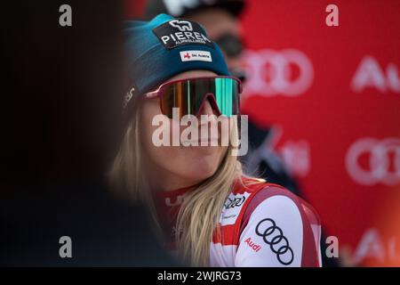 La skiler autrichienne Cornelia Huetter dans la zone d'arrivée après la première journée de descente sur la piste nationale à Crans Montana. Huetter a égalé la deuxième place avec la skieuse suisse Jasmine Flury. Le temps chaud et la qualité de la neige ont forcé le comité de course à déplacer la ligne d'arrivée de la première manche de la coupe du monde féminine de descente à Crans Montana. Banque D'Images