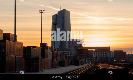 Dépôt de fret à frankfurt ost avec la Banque centrale européenne au coucher du soleil Banque D'Images