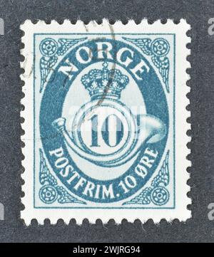 Timbre-poste annulé imprimé par la Norvège, qui montre le pavillon postal, vers 1954. Banque D'Images