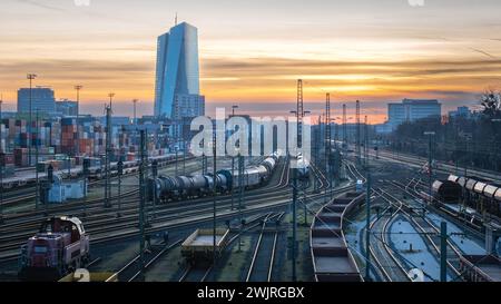 Une gare de triage en plein air avec des trains sur les voies ferrées et des bâtiments éloignés à Francfort, Allemagne. Banque D'Images