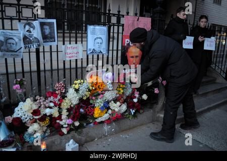 Un démonstrateur place des fleurs lors d'une veillée pour Alexei Navalny. La veillée a eu lieu devant le consulat général de la Fédération de Russie dans l'arrondissement de Manhattan à New York. Selon un rapport du service pénitentiaire russe, Alexei Navalny, ancien avocat et critique de Vladimir Poutine, est mort en prison dans une colonie pénitentiaire russe au nord du cercle arctique. Le président américain Joe Biden a blâmé Poutine pour la mort de Navalny. Navalny purgeait une peine combinée de plus de 30 ans de prison. (Photo Jimin Kim/SOPA images/SIPA USA) Banque D'Images