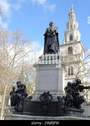 Statue en bronze de l'ancien premier ministre britannique William Gladstone devant l'église St Clement Danes à The Strand, Londres, Royaume-Uni Banque D'Images