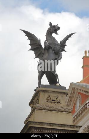 Griffin par Charles Bell Birch sur Temple Bar Memorial marquant la frontière de la ville, Londres, Royaume-Uni Banque D'Images