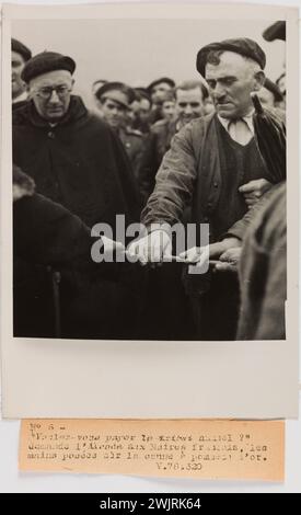 Service photographique central (SCP). 'Photographie de propagande : hommage annuel, la Junta de Roncal'. N°6 - / 'voulez-vous payer l'hommage annuel ?' » / Demande l'alcade aux maires français, les / mains posées sur la canne à pommeau doré. / V.78.320. Tirage au bromure de gélatino-argent. Légende dactylographiée à l'encre noire. en 1943-07-16-1943-07-16. Paris, musée Carnavalet. 144778-18 Banque D'Images