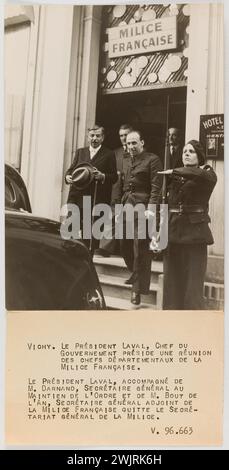 Trampus. 'Photographie de propagande : le président Laval et Darnand, secrétaire général du maintien de l'ordre, quittent le secrétariat général de la milice, Vichy'. Vichy. Le Président Laval, chef de / gouvernement a présenté une réunion / des chefs départementaux de la France / milice. / Président Laval, accompagne de / Mr. Darnand, secrétaire général à / maintenir l'ordre et de Mr. bout de an, secrétaire général adjoint à / la milice française quitte le secrétaire de la milice. / V.96663. Tirage au bromure de gélatino-argent. Légende dactylographiée à l'encre noire. en 1944-04-05-1944-04-05. Paris, C. Banque D'Images