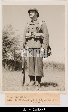 Service photographique central (SCP). 'Photographie de propagande : portrait d'un homme dans une tenue de campagne'. Nouvelle armée- / campagne de maintien des troupes. / V.79.268. Tirage au bromure de gélatino-argent. Légende dactylographiée à l'encre noire. en 1943-07-24-1943-07-24. Paris, musée Carnavalet. 144783-6 Banque D'Images