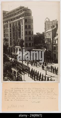 Service photographique central (SCP). 'Photographie de propagande : la succession de la garde au ministère de l'intérieur, Vichy'. En présence de M. Guerard, Secrétaire général du Chef du Gouvernement, de M. Hilaire, Secrétaire général de la police, de M. Leger, maire de Vichy, et d'autres per- Sonnunities du ministère du ministère de l'intérieur, la couleur ( / couleur ((s) a eu lieu devant le ministère de l'intérieur. / V.78.516. Tirage au bromure de gélatino-argent. Légende dactylographiée à l'encre noire. en 1943-07-16-1943-07-16. Paris, musée Carnavalet. 144778-24 Banque D'Images