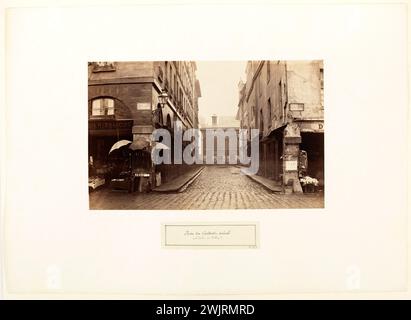 Rue du Contract social, vue sur le Pavillon des Halles. Paris, (Ier arr.), entre 1865 et 1868. Photographie de Charles Marville (1813-1879). Paris, musée Carnavalet. 146114-24 angle Street, Boutique, commerce, magasin, Partager, parapluie, pavé, pavillon des Halles, quartier des Halles, quartier commerçant, rue du Contract social, 19ème XIX 19ème 19ème 19ème siècle Banque D'Images