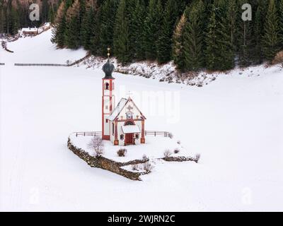 Vue panoramique hivernale de l'église de préparant Johann in Ranui, Dolomites, Villnoss-Funes, Tyrol du Sud, Italie Banque D'Images