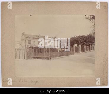 Atget, Eugène (Jean Eugène Auguste Atget, dit) (n.1857-02-12-D.1927-08-04), façade sur la rue, la folie Lepêtre, boulevard d'Italie (actuelle rue Auguste Blanqui), 13ème arrondissement, Paris. (Titre factice), 1900-05. Tirage de papier albumine. Musée Carnavalet, histoire de Paris. Façace sur la rue, la folie Lepêtre, boulevard d'Italie (actuelle rue Auguste Blanqui), 13ème arrondissement, Paris. (Titre factice) Banque D'Images