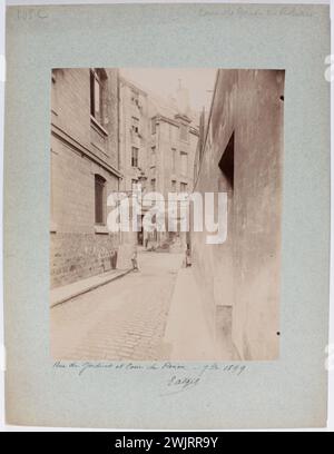 Atget, Eugène (Jean Eugène Auguste Atget, dit) (N.1857-02-12-D.1927-08-04), rue du Jardinet et Cour de Rouen (ou Rohan), 6ème arrondissement, Paris (titre factice). Tirage de papier albumine. Musée Carnavalet, histoire de Paris. Banque D'Images