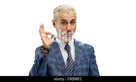 Un homme, gros plan, sur fond blanc, montre un signe OK Banque D'Images