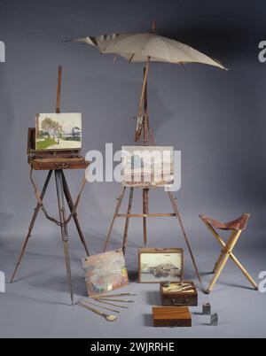 Ernest Renoux peintre (aperçu) matériel : ombre, chevalet pliant, trépied pour boîte à peinture, robes tabou, boîte à peinture, palette, pouce et boîte à aquarelle, fermeture éclair, pinceaux, couteaux à peinture et couteaux à peinture et couteaux à peinture et couteaux à peinture Clip seaux '. Musée des Beaux-Arts de la ville de Paris, petit Palais. 26987-15 boîte de peinture, boîte de pouce, casier coulissant, pont pliant, couteau de peinture, clip seau, matériel, ombre, outil, palette, peintre français, pinceau, tabouret-paire, arboré, vue, aquarelle, aquarelle Banque D'Images