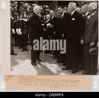 Service photographique central (SCP). 'Photographie de propagande : le maréchal Pétain reçoit la délégation des maires du territoire de Belfort'. Vichy, juin 27. - / Au terme de la montée des couleurs, le Maréchal de France, / Chef de l'Etat, est venu saluer les maires de Franche- / Comté qu'il a reçus, la veille, en audience. / Le voilà avec les maires du territoire de Belfort. / V.76,915 [sic]. Tirage au bromure de gélatino-argent. Légende dactylographiée à l'encre noire. en 1943-06-27-1943-06-27. Paris, musée Carnavalet. 144770-31 Banque D'Images