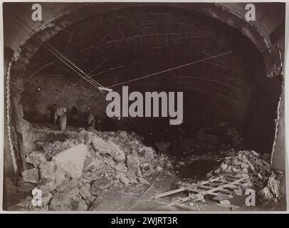 Construction du chemin de fer métropolitain municipal : défrichement du Stross, gare 'République',. Paris (IIIème-1er-1er arr.). 'Ligne 5 25 mars 1905 / Station place de la Bastille / dégagement des Stross / direction Austerlitz'. 1905-03-25. Photographie anonyme. 1905-03-25. Paris, musée Carnavalet. 123881-22 Banque D'Images