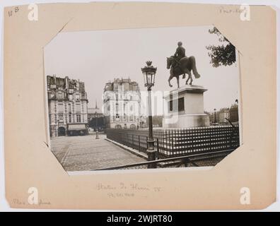 Lansiaux, Charles Joseph Antoine (n.1855-03-09-D.1939-04-06), statue d'Henri IV, place du Pont-neuf, 1er arrondissement, Paris, 1916. Imprimé Earrier-bromure. Musée Carnavalet, histoire de Paris. Statue d'Henri IV, place du Pont-neuf, 1er arrondissement, Paris. Statue d'Henri IV le 17 juillet 1916 Banque D'Images