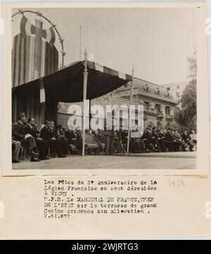 Service photographique central (SCP). 'Photographie de propagande : discours du maréchal Pétain sur la terrasse du Grand Casino, lors du 3ème anniversaire de la Légion française à Vichy'. Les fêtes du 3ème anniversaire de la Légion française ont eu lieu / à Vichy. / N.P.M. le Maréchal de France, chef / Etat sur la terrasse du Grand / Casino prononce son discours. V.81.877. Tirage au bromure de gélatino-argent. Légende dactylographiée à l'encre noire. en 1943-08-29-1943-08-29. Paris, musée Carnavalet. 144783-20 Banque D'Images