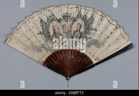 Gamme pliée, décor de face : sur un nuage, 2 grands médaillons avec les portraits de 'Louis XVIII, roi de France et de Navarre' à gauche et 'M.R. Lieutenant général du Royaume de France' à droite, ils surveillent les profils de Marie-Antoinette, Louis XVI et la feuille de parement Gal1995.14.1: gravure sur papier, anse métallique hachée et dorée, cadre en bois exotique, panaches plaqués bois plus foncé Banque D'Images