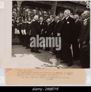 Service photographique central (SCP). 'Photographie de propagande : le maréchal Pétain reçoit la délégation des maires du territoire de Belfort'. Vichy, juin 27. - / Au terme de la montée des couleurs, le Maréchal de France, / Chef de l'Etat, est venu saluer les maires de Franche- / Comté qu'il a reçus, la veille, en audience. / Le voilà avec les maires du territoire de Belfort. / V.76.910. Tirage au bromure de gélatino-argent. Légende dactylographiée à l'encre noire. en 1943-06-27-1943-06-27. Paris, musée Carnavalet. 144770-30 Banque D'Images