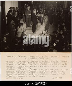 Trampus. 'Photographie de propagande : le président Laval s'adresse aux anciens prisonniers'. Paris- le Président Laval, chef du gouvernement, est adressé / anciens prisonniers. / Lors de la journée nationale du mouvement prisonnier, / le Président Laval, chef du gouvernement s'adressant à / les anciens prisonniers leur ont dit : « je vais apporter vos vœux à / Marechal et lui dirai qu'avec des hommes comme vous / la France, ne périra pas ». / Nous reconnaissons derrière le Président, Mr. André Masson, COM- / Missaire General aux prisonniers de guerre, Mr. racine / représentant le secrétariat particulier du Maréchal de / France, / Mr. Pierre Cathala Banque D'Images