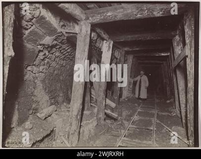 Construction du chemin de fer métropolitain municipal de Paris : boisages dans les égouts. 'Ligne 5 4 janvier 1905 / bois dans les égouts'. 1905-01-04. Photographie anonyme. 1905-01-04. Paris, musée Carnavalet. 123881-21 Banque D'Images