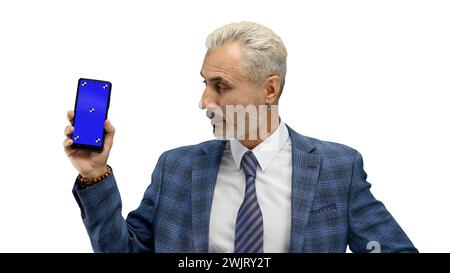 Un homme, en gros plan, sur fond blanc, montre un téléphone Banque D'Images