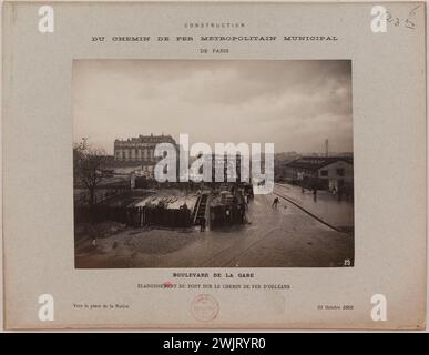 Anonyme. Construction / Métropole / chemin de fer municipal de Paris. / Boulevard de la Gare / agrandissement du pont de la voie ferrée d'Orléans. 'Vue des travaux d'agrandissement du pont d'Austerlitz, 13ème arrondissement, Paris'. Tirage au bromure de gélatine d'argent. en 1905-10-31-1905-10-31. Paris, musée Carnavalet. 123829-1 Banque D'Images