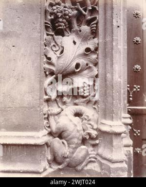 Musée Cluny, sculpture de cadre de porte : salamandre. Paris, 5ème arrondissement. Photographie d'Eugène Atget (1847-1927). Paris, musée Carnavalet. 24880-17 détail, dragon, cadre de porte, feuille, musée cluny, pierre, salamandre Banque D'Images