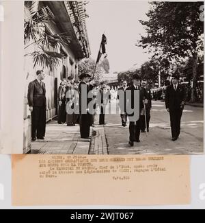 Service photographique central (SCP). 'Photographie de propagande : le maréchal Pétain examine les légionnaires de Vichy'. Vichy, juin 27. - / Les vétérans des deux guerres ont rendu hommage / aux morts pour la France. / Le Maréchal de France, chef de l’Etat, après avoir/salué la section légionnaires de Vichy, est rentré à l’hôtel/parc. / V.76.916. Tirage au bromure de gélatino-argent. Légende dactylographiée à l'encre noire. en 1943-06-27-1943-06-27. Paris, musée Carnavalet. 144778-1 Banque D'Images