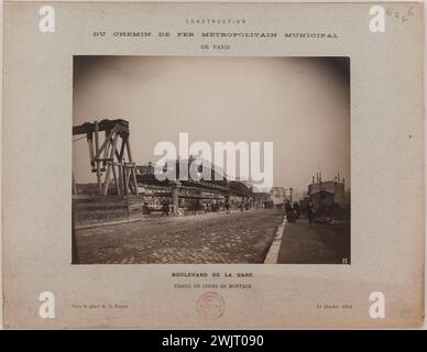 Anonyme. Construction / Métropole / chemin de fer municipal de Paris. / Boulevard de la Gare / Viaduc en cours d'assemblage. 'Vue de la construction du viaduc menant à la gare d'Austerlitz, 13ème arrondissement, Paris'. Tirage au bromure de gélatine d'argent. en 1905-10-21-1905-10-21. Paris, musée Carnavalet. 123828-24 Banque D'Images