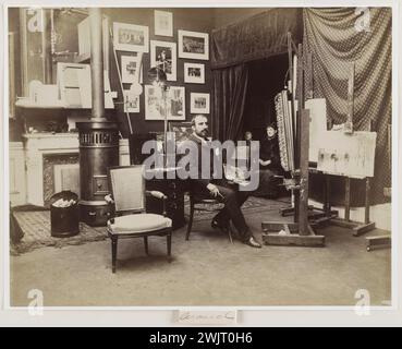 Portrait de Jean Béraud (1849-1936) dans son atelier 3 rue Clément Marot. Paris (VIIIème arr.), vers 1887. Photographie d'Edmond Bénard (1838-1907). Paris, musée Carnavalet. Artiste, atelier d'artiste, pont de peintre, ateliers d'exposition d'artistes petit palais, intérieur, palette de peintre, peintre français, vue intérieure Banque D'Images