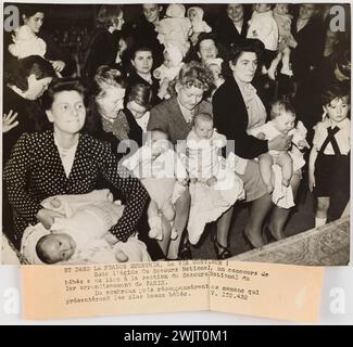 Agence FAMA. 'Photographie de propagande : femmes et enfants lors d'un concours de bébés organisé par l'aide nationale'. Et dans la France meurtrie, la vie continue ! / Sous l’égide de l’aide nationale, un concours de / bébés a eu lieu dans la section secours National du / 1er arrondissement de Paris. / De nombreux prix récompensent les mères qui / ont présenté les plus beaux bébés. / V.102.632. Tirage au bromure de gélatino-argent. Légende dactylographiée à l'encre noire. en 1944-06-13-1944-06-13. Paris, musée Carnavalet. 144787-24 Banque D'Images