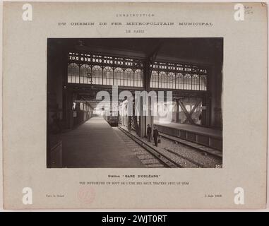 Anonyme. Construction / Métropole / chemin de fer municipal de Paris. / Station 'Gare d'Orléans' / vue intérieure au bout d'une des deux travées avec le quai. 'Vue de la gare d'Austerlitz, 13ème arrondissement, Paris'. Tirage au bromure de gélatine d'argent. en 1906-11-05-1906-11-05. Paris, musée Carnavalet. 123829-17 Banque D'Images