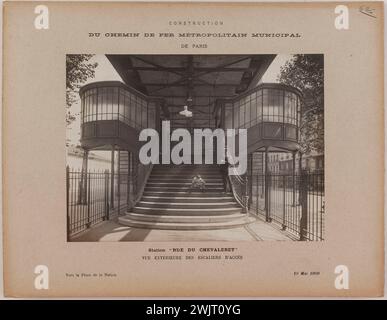 Anonyme. Construction / Métropole / chemin de fer municipal de Paris. / Station 'Rue du Chevaleret' / vue extérieure des escaliers d'accès. 'Vue extérieure de l'entrée de la gare Chevalleret, 13ème arrondissement, Paris'. Tirage au bromure de gélatine d'argent. en 1909-05-10-1909-05-10. Paris, musée Carnavalet. 123828-29 Banque D'Images