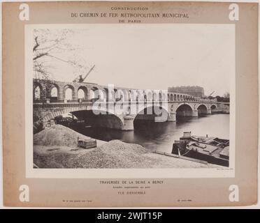 Anonyme. Construction / Métropole / chemin de fer municipal de Paris. / Traversée de la Seine à Bercy / Arcades superposées sur le pont / vue d'ensemble. 'Vue du pont et des arcades de Bercy, 12ème arrondissement, Paris'. Tirage au bromure de gélatine d'argent. en 1906-04-22-1906-10-22. Paris, musée Carnavalet. 123829-21 Banque D'Images