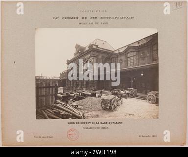 Anonyme. Construction / Métropole / chemin de fer municipal de Paris. / Cour de départ de la gare d'Orléans / fondations du viaduc. 'Vue de l'oeuvre dans la cour des départs de la gare d'Austerlitz, 13ème arrondissement, Paris'. Tirage au bromure de gélatine d'argent. en 1904-09-23-1904-09-23. Paris, musée Carnavalet. 123829-5 Banque D'Images