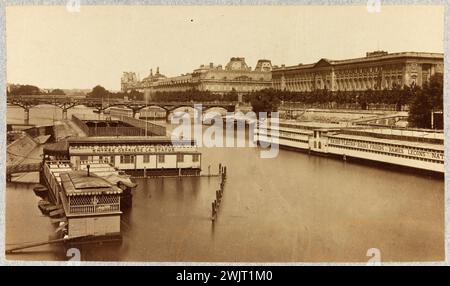 Bains près du Palais du Louvre. Paris (1 arr.). Photographie anonyme. Tirage de papier albumine. Paris, musée Carnavalet. Paris, musée Carnavalet. 144170-24 IER IE I 1ER 1E 1 ARRONDISSEMENT Banque D'Images