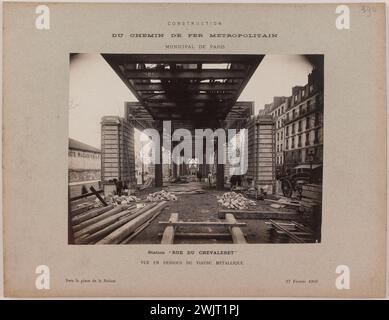 Anonyme. Construction / Métropole / chemin de fer municipal de Paris. / Station 'rue du Chevaleret' / vue en dessous du viaduc métallique. 'Vue de la gare Chevalleret pendant les travaux, 13ème arrondissement, Paris'. Tirage au bromure de gélatine d'argent. en 1905-02-27-1905-02-27. Paris, musée Carnavalet. 123829-3 Banque D'Images