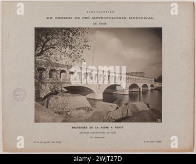 Anonyme. Construction / Métropole / chemin de fer municipal de Paris. / Traversée de la Seine à Bercy / Arcades superposées sur le pont / vue d'ensemble. 'Vue des arcades du pont de Bercy, 13ème arrondissement, Paris'. Tirage au bromure de gélatine d'argent. en 1906-11-05-1906-11-05. Paris, musée Carnavalet. 123829-16 Banque D'Images