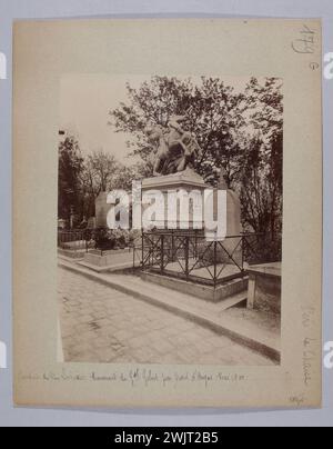 Atget, Eugène (Jean Eugène Auguste Atget, dit) (n.1857-02-12-D.1927-08-04), monument funéraire à la mémoire du général Gobert par David d'Angers, cimetière du Père Lachaise, 20e arrondissement, Paris. (Titre factice), 1900-05. Tirage de papier albumine. Musée Carnavalet, histoire de Paris. Monument funéraire à la mémoire du général Gobert par David d'Angers, cimetière du Père Lachaise, 20e arrondissement, Paris Banque D'Images