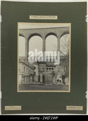 Maisons antérieures au XIXe siècle situées dans le département de la Seine en dehors des fortifications. Vue du château de Mme de Provigny sous l'aqueduc, Arcueil. Mars 1907. Photographie de Séeberger Frères. Tirage au bromure de gélatine d'argent. Paris, musée Carnavalet. 123886-3 Banque D'Images