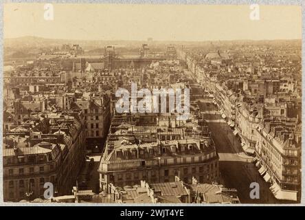 Vue sur les toits vers le Palais du Louvre. Paris (1 arr.). Photographie anonyme. Tirage de papier albumine. Paris, musée Carnavalet. Paris, musée Carnavalet. 144170-22 IER IE I 1ER 1E 1 ARRONDISSEMENT Banque D'Images