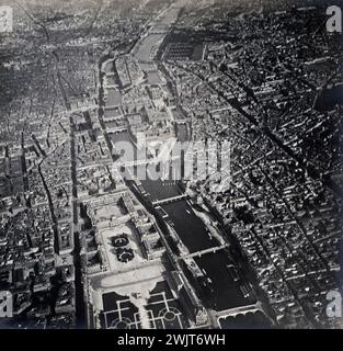 La Seine, Île Saint-Louis, la ville, le carrousel, le Louvre et les Halles, pris à une altitude de 700 mètres. Paris (I arrondissement), 1907. Photographie de Degugis. Paris, musée Carnavalet. 27183-1 Ile de la Cité, Louvre, Seine, Tuileries, vue aérienne, vue panoramique, ville Banque D'Images