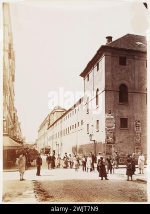 Atget, Eugène (Jean Eugène Auguste Atget, dit) (n.1857-02-12-D.1927-08-04), Manufacture de tabacs, vue de la rue de l'Université, 7e arrondissement, Paris (titre factice) , 1905-08. Tirage de papier albumine. Musée Carnavalet, histoire de Paris. Fabrication de tabac, vue de la rue de l'Université, 7ème arrondissement, Paris (titre factice) fabrication de tabac (Quai d'Orsay) août 1905 / vue de la rue de l'Université prise du boulevard / la Tour Maubourg (titre enregistré (lettre)) Banque D'Images