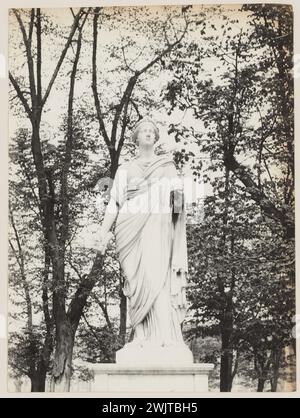 Blancard, Hippolyte (1843 - D.1924), statue en marbre d'une nymphe dans le jardin des Tuileries, 1er arrondissement, Paris (titre factice), 1890. Tirage platine. Musée Carnavalet, histoire de Paris. Banque D'Images