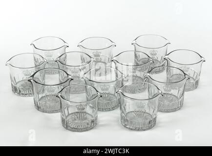 Douze verres avec la figure de Louis-Philippe'. Cristal. Paris, Musée de la vie romantique. Art menaçant, couronne, cristal, emblème royal, plats, verre Banque D'Images