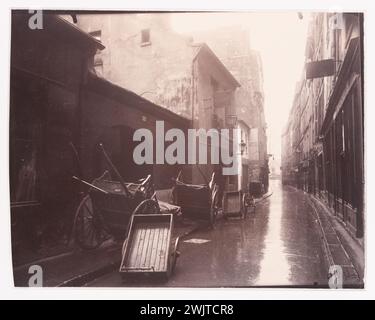 Atget, Eugène (Jean Eugène Auguste Atget, dit) (N.1857-02-12-D.1927-08-04), rue de Bièvre (titre donné par l'auteur), 1924. Dessiner sur du papier albuminé mat. Musée Carnavalet, histoire de Paris. Paris, atget Banque D'Images