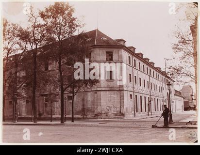 Atget, Eugène (Jean Eugène Auguste Atget, dit) (n.1857-02-12-D.1927-08-04), manufacture de tabacs, angle du Quai d'Orsay et rue Jean-Nicot, 7ème arrondissement, Paris (titre factice), 1905-08. Tirage de papier albumine. Musée Carnavalet, histoire de Paris. Fabrication de tabac, angle du Quai d'Orsay et rue Jean-Nicot, 7ème arrondissement, Paris (titre factice) fabrication de tabac (Quai d'Orsay) août 1905 / angle du Quai et rue Jean Nicot (titre attribué) Banque D'Images